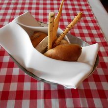 座席に着くとパンが運ばれて来ます