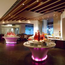 さてビュッフェ台に向かいます