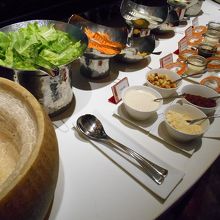 チーズのボウルで和えてサラダを作ります 