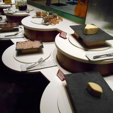 こちらにはイタリアンソーセージやチーズ類が並びます 