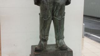 明るい表情の少年の像