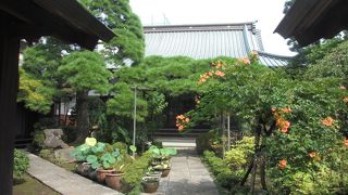 呑川を渡って少し進んだ右手にあります