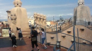 曲線的な外壁とユニークな屋上の煙突が面白い