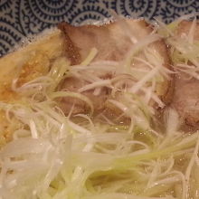 チャーシューの下には鶏の蒸したの(？)が隠れています