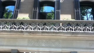 グラシア通りとバレンシア通りの交差点より北側にある