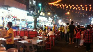 屋台街というよりお店の外にも席がある感じ