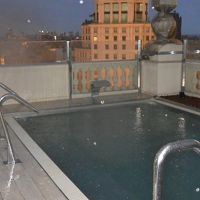 屋上にはプールが（雨でしたが・・）