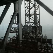 海景色の他、頑丈そうな橋の鉄骨などが間近に見えます。