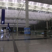 出発ロビー内の座席も少なくなり、常に飽和状態に感じます