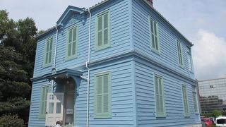 重厚な階段に歴史が感じられます