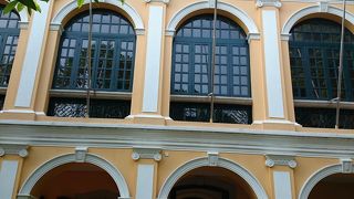 世界遺産とガラス張りの現代建築のバランスが良い