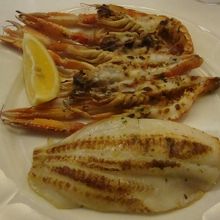 手長エビと舌平目のグリル。レモン汁をかけて美味しく頂きました