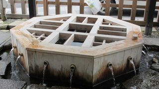 町を歩けば湧水に当たる