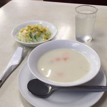 スープとサラダ付き