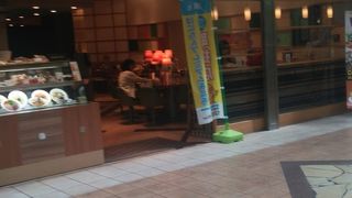 駅前のカフェです