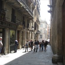 観光地でもあるので、人通りが多いです