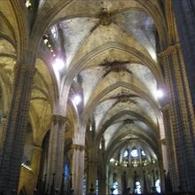 建物内部は古く立派