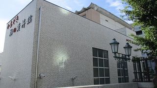 橋の袂に有る変電所を改装した資料館