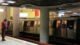 横に広い車両。