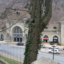 少し離れたところから見たシナイア駅。