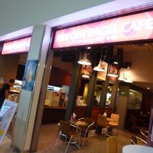 店内は落ち着いた照明です。