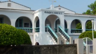 ガジュマルの樹に覆われた古家があります