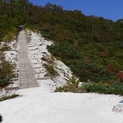 荒々しい登山道に広く見渡せる風景