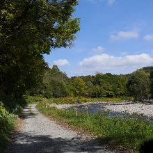 登山道への未舗装道路