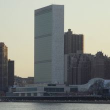 国連ビルと左奥のワンワールドTC