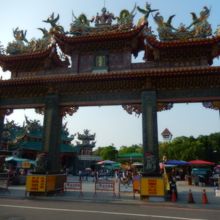 安平路沿いにある山門