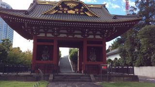 都会の真ん中に不思議な感じです。