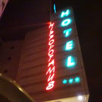 ホテルのネオンサイン