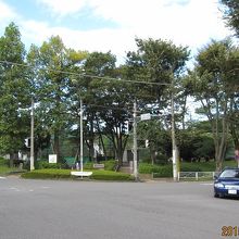 「美しが丘2丁目公園前」交差点