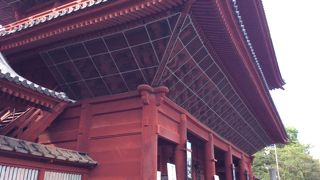 朱塗りの大きな門