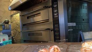 店内で焼き上げているので、焼き上がりタイムを意識してお店に行くと、出来立てのパンを食べる事の出来るそんなお店です。