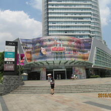 商業区と２６階建てのオフィスビル