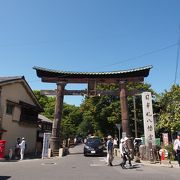 八幡山のふもとにある風情ある神社