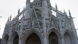 サン マクルー教会、繊細な彫刻が素敵な外観！