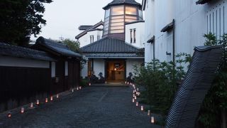 八幡堀のわきにあります