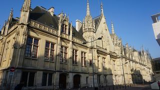 【ルーアン】 裁判所は、宮殿みたいな建物！