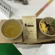 ぺんぎん食堂デリのレモングラス丼とパインシークワーサージュー