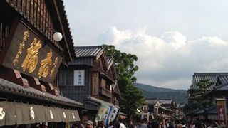 内宮前のお土産屋さん街。休日はすごい人