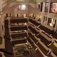 フロント階から、下の階のロの字になっている廊下