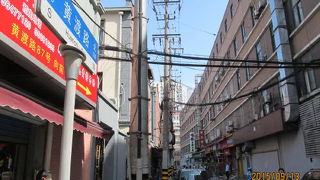 日本海軍特別陸戦隊本部の建物の裏の路で安心なので邸宅が並んでいます。