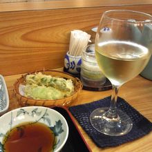 ビールの後は白ワイン♪キリリと冷えたワインが合いますね！