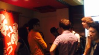 男性客が群がるラーメン店