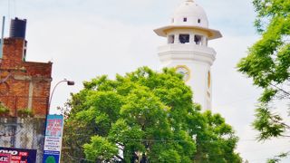 ネパールに似つかない時計台。