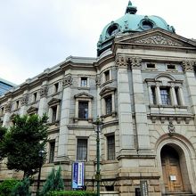 夜間はライトアップされて、きれいです。