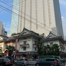 今昔を感じるビルです