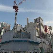 四丁目交差点は新しいビルを建設中